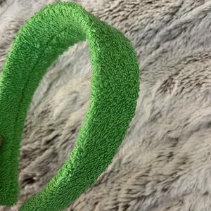 Green hairband from urban outfitters 💚